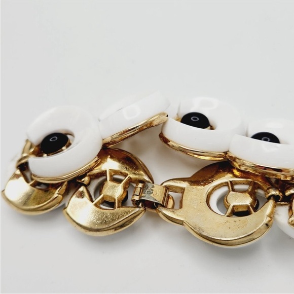 Vintage Crown Trifari Santa Anita White & Black Lucite Link Bracelet & Earrings - Picture 5 of 8